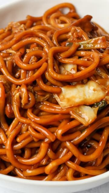 Quick & Easy Shanghai Fried Noodles - Christie at Home Shanghai Fried Noodles, Chinese Food Recipes Noodles, Shanghai Noodles, Pan Fried Noodles, Choy Sum, Pork Marinade, Chinese Cooking Wine, Wheat Noodles, Fried Noodles