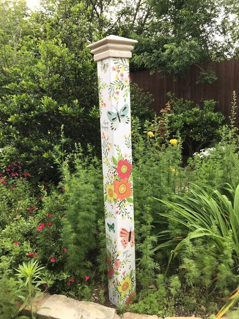 Decorative Posts In Garden, Painted Garden Posts, Garden Poles Painted, Peace Poles Diy Ideas, Garden Posts Decorative, Peace Pole Diy, Wood Decorating Ideas, Painted Posts, Peace Poles