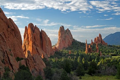 The Garden of the Gods in Colorado Springs is a must-see in Colorado. Here's how to plan a visit, including where to park, eat, stay, and hike. Garden Of The Gods Colorado, Craters Of The Moon, Garden Of The Gods, Colorado Hiking, Better Homes And Garden, Rustic Colors, Rock Formations, Best Hikes, National Monuments