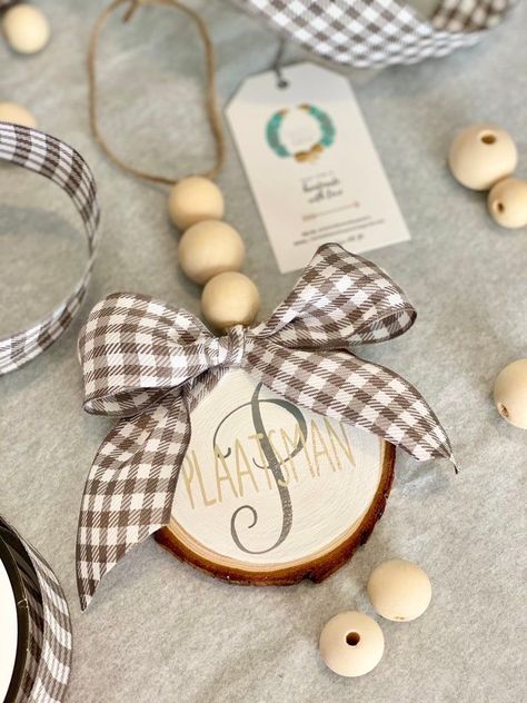 Wooden Xmas Decorations Diy Ornaments, Christmas Wood Garland Ideas, Flat Wood Ornaments, Simple Wooden Christmas Ornaments, Wood Beads Wreath, Paint Wooden Christmas Ornaments, Wood Ornaments Tree Slices, Sliced Wood Christmas Ornaments, Wood Cricut Ornaments