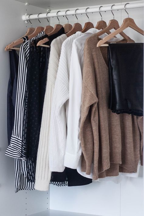 Minimalist Outfits Women, Minimalist Fashion Winter, Minimal Capsule Wardrobe, Minimal Closet, Creating A Capsule Wardrobe, Chic Capsule Wardrobe, Minimalist Fashion Summer, Building A Capsule Wardrobe, Wardrobe Checklist