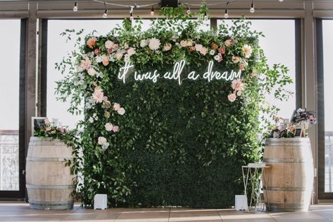 TREND ALERT: Living Walls & Living Bars for Your Wedding | Bridal Boutiques US Selfie Backdrop, Boxwood Backdrop, Backdrop Flowers, Flower Wall Rental, Photowall Ideas, Flower Wall Wedding, Wedding Backdrop Design, Flower Wall Backdrop, Diy Event