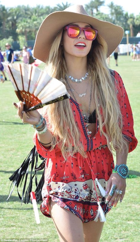 Senorita! The star poses with a fan as she cools off on the warm afternoon Vanessa Hudgens Coachella, Look Da Festival, Moda Coachella, Estilo Vanessa Hudgens, Boho Coachella, Coachella 2014, Vanessa Hudgens Style, Coachella Inspiration, Moda Hippie