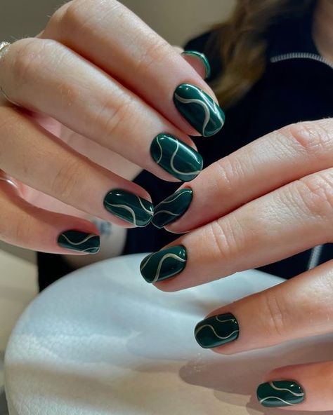 Green Nail Swirl Designs, Emerald Green Swirl Nails, Dark Green Summer Nails, Nail Art Green Designs, Simple Nail Designs Green, Green And Gold Nails Short, Nails Green Swirl, Nail Art Dark Green, Deep Green Nails Designs