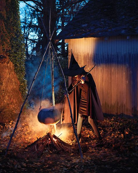 Witch's Cauldron Outdoor Witch, Halloween Outdoor Decoration, Cheap Diy Halloween Decorations, Dekorasi Halloween, Halloween Fest, Casa Halloween, Halloween Witch Decorations, Halloween Decorations Diy Outdoor, Diy Halloween Decor