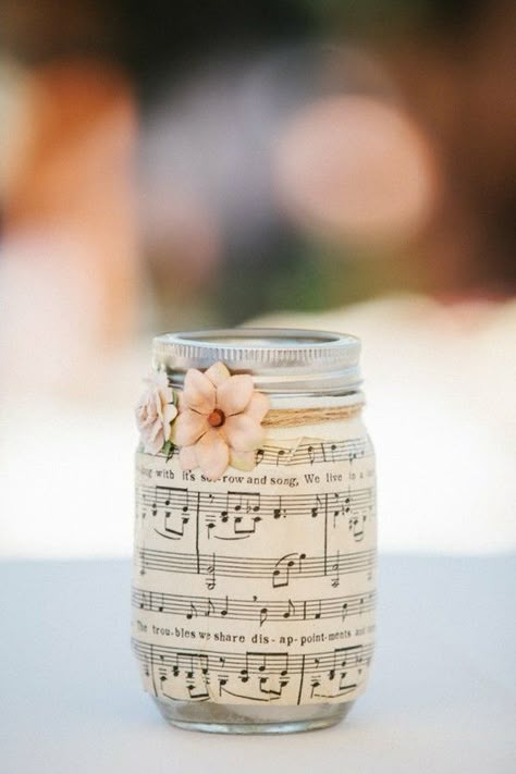 Sheet music on mason jars. Light a candle inside at night, and the music glows! Such a cute gift idea for a music teacher :) Stary Papier, Mason Jar Art, Diy Vintage Decor, Jar Art, בר מצווה, Jar Diy, Mason Jar Diy, Wrapping Ideas, Window Frames