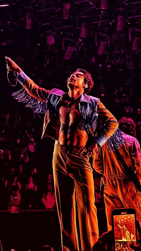 Harry Styles Love On Tour Wallpapers, Harry Styles High Quality, Iconic Stage Outfits, Harry Styles Tour Outfits, Harry Styles Wallpaper Lockscreen, Love On Tour Poster, Harry Styles Wallpaper Iphone, Harry Styles Outfits, Harry Styles Vogue