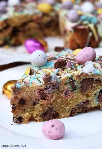 Mini Egg Cookie Pie - Lights, Camera, BAKE! | Addictive Baking, Desserts & Sweet Treat Recipes Mini Eggs Recipes, Chocolate Cheesecake Bites Recipe, Mini Egg Recipes, Chocolate Cheesecake Bites, Easter Cookie Cake, Mini Eggs Cookies, Finger Food Desserts, Cheesecake Bites Recipe, No Egg Desserts