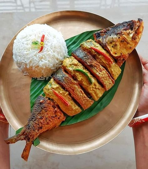 Fish And Rice Plating, Fish Plating Ideas, Seafood Presentation, Fish With Rice, Rice Curry, Indian Thali, Fry Fish, Bangladeshi Food, Rasam Recipe