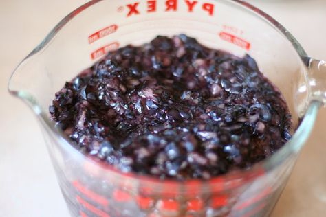 What is freezer jam? Well, it’s similar to cooked jam, except that instead of being cooked and processed to a shelf-stable state, freezer jam is raw and is simply stored in the freezer. It’s super-duper easy, and I think that the resulting product is something like 1000 times tastier than the canned counterpart. The fruit … Blueberry Freezer Jam, Canning Jam Recipes, Blueberry Jam Recipe, Freezer Jam Recipes, Grape Jam, Grape Recipes, Freezer Jam, Mason Jar Meals, Peach Jam