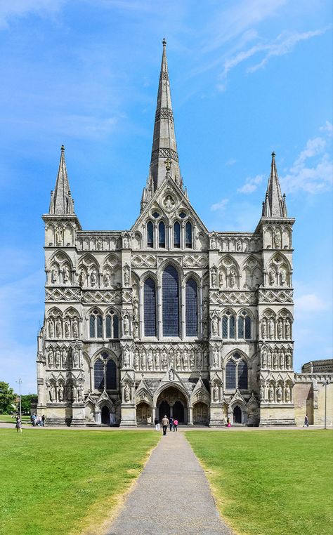 The western facade of the Salisbury Cathedral. The façade features over 80 statues of apostles, disciples, saints, martyrs, royals and other biblical figures. Western Facade, Salisbury Uk, Salisbury England, Ribbed Vault, Salisbury Cathedral, British Architecture, Architecture Portfolio Design, Church Pictures, Gothic Cathedrals