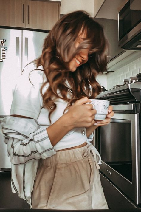 Kitchen Instagram Pictures, Kitchen Photoshoot Ideas, Women In Kitchen, Villa Lifestyle, Kitchen Photoshoot, Wallpaper Wa, Branding Shoot, Indoor Photography, Coffee Pictures