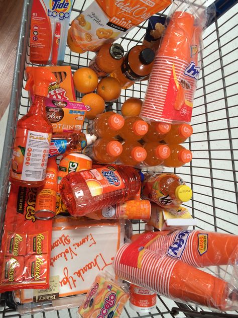 Orange Theme Basket For Party, Orange Party Basket Ideas, Orange Food Board For Party, Orange Food Basket, Orange Foods For Party Basket, Orange Theme Party Food, Orange Color Party Food, Orange Color Party Basket, Color Party Basket Ideas Brown