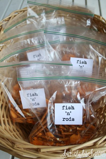 fish 'n' rods snacks for a fishing party Party Favors For Fishing Birthday, Pretzel Fishing Rods, Fishing Tournament Ideas, Fishing Birthday Party For Men, Fishing Snacks, Fish Fry Party Ideas, Fish Party Favors, Fishing Party Favors, Goldfish Snack