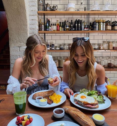 Brunch With Girlfriends, Family Brunch Aesthetic, Brunch Pics, Payton Sartain, Best Friend Images, Girls Brunch, Spring Sunshine, Brunch Restaurants, Birthday Brunch