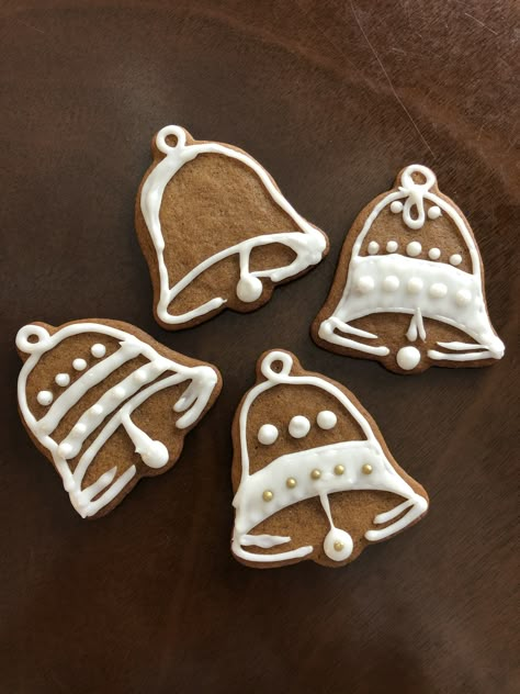 Gingerbread bell cookies Christmas Cookie Bell, Gingerbread Cookies Colorful, Decorated Gingerbread Cookies Ideas, Gingerbread Designs Ideas, Christmas Bells Cookies, Ginger Bread Cookies Decoration, Christmas Bell Cookies Decorated, Gingerbread Ideas Decoration, Bell Christmas Cookies