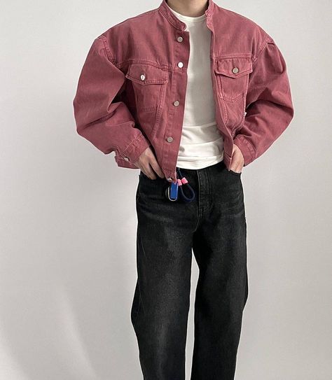 Cropped Denim Jacket Men, Cropped Denim Jacket Outfit Men, Cropped Jacket Outfit Men, Streets Of Seoul, Look 80s, Minimal Streetwear, Boxy Jacket, Fashion Outfit Ideas, Denim Jacket Outfit