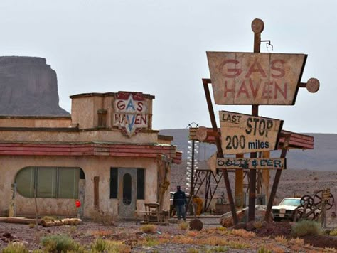 The Hills Have Eyes, Desert Road, Danger Days, Pompe A Essence, Creepy Photos, Old Gas Stations, Abandoned Amusement Parks, New Vegas, Forgotten Places