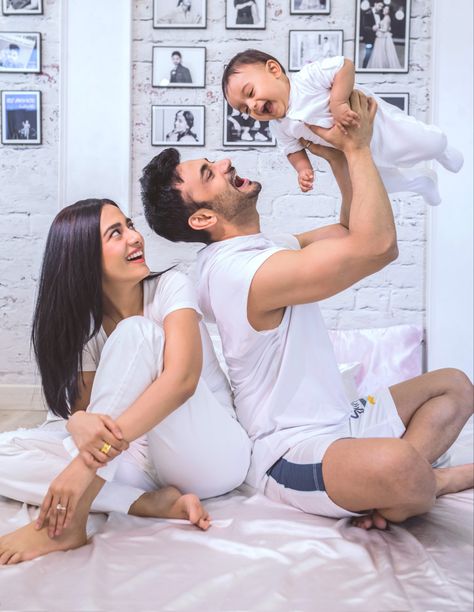 Newborn Baby Shoot With Parents, Baby Photoshoot Ideas With Parents, Baby Parents Photoshoot, Baby Shoot With Parents, Baby Photoshoot With Parents, 10 Months Baby Photography, Baby Bump Photoshoot, Baby Photography Poses, Amrita Rao