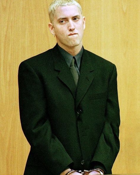 @90smilk on Instagram: “Eminem at court in 2000 (Via: @90s.violet)” Eminem Young Pictures, Young Eminem, Eminem Outfits, Eminem Now, Eminem Pictures, Eminem Pics, Marshal Mathers, Eminem Videos, Eminem Poster