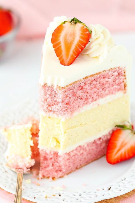 Strawberries And Cream Cheesecake, Lemon Cream Cake, Homemade Strawberry Cake, Cream Cheesecake, Cheesecake Cake, Gateaux Cake, Strawberry Lemon, Strawberry Cakes, Lemon Cream