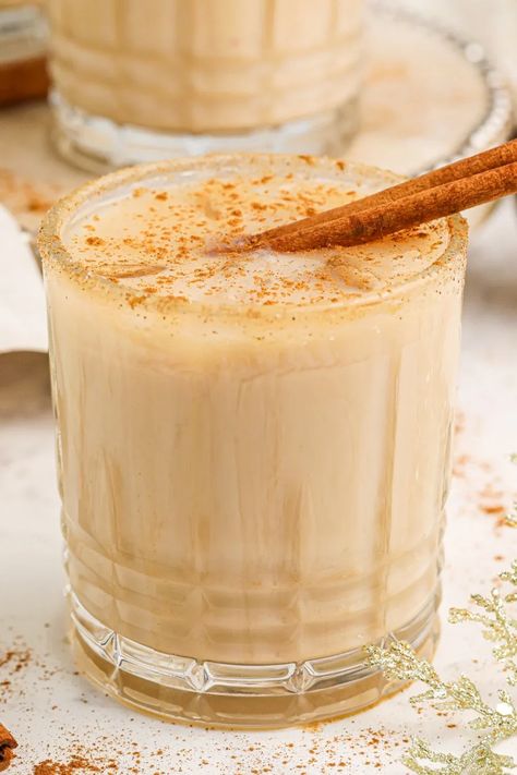 If you're looking to add a fun twist to your holiday party menu, why not start with a classic White Russian cocktail with a seasonal spin? Enter the Cinnamon White Russian – a delightful blend of creamy richness and warm spices that's perfect for any Christmas party. White Russian Drink, Holiday Party Menu, White Russian Cocktail, Holiday Entertaining Food, Happy Hour Food, Food Innovation, Fresh Meals, Cinnamon French Toast, Family Fresh Meals