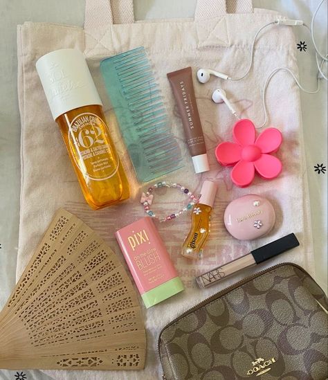 Summer Girl Makeup, Aesthetic Makeup Products, Tote Bag Inspo, Makeup Products Aesthetic, Products Aesthetic, Beach Makeup, Makeup Tip, Makeup Bag Essentials, Makeup Is Life