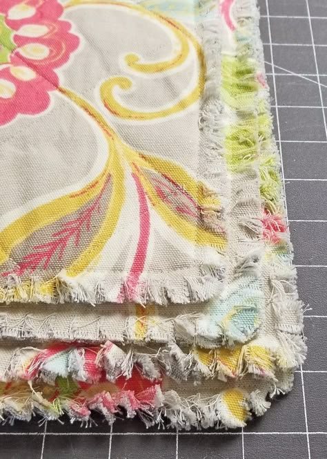 How to make placemats with fabric: this Rag Quilt Placemat Tutorial is easy to make and the placemats will look great, wash after wash. Rag Placemat, Placemats Ideas Diy, Diy Placemats Fabric, Potholders Quilted, How To Make Placemats, Placemats Ideas, Make Placemats, Placemat Tutorial, Sew Pillows