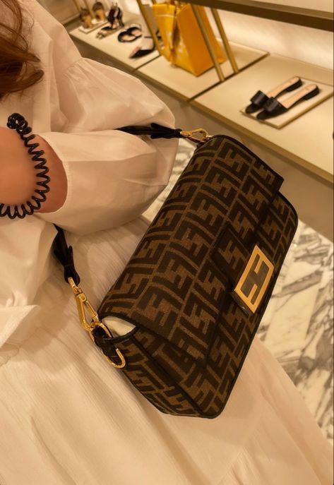 Medium Designer Handbags, Fendi Bag Aesthetic, Luxury Bags Collection, Fendi Bag, Bag Obsession, Girly Bags, Luxury Purses, Girly Accessories, Fancy Bags