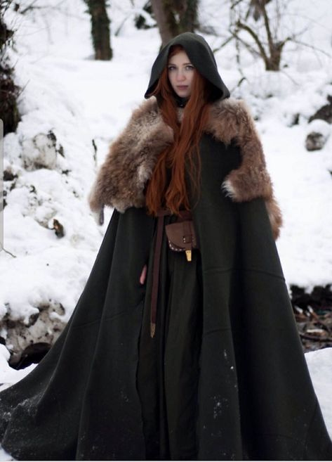 Dramatic fur cape Medival Outfits Women Winter, Midevil Winter Dress, Nordic Princess Aesthetic, Winter Fantasy Aesthetic Outfit, Fur Cloak Aesthetic, Cold Weather Fantasy Outfits, Fantasy Cold Weather Clothes, Medieval Winter Dress, Winter Cloak Medieval