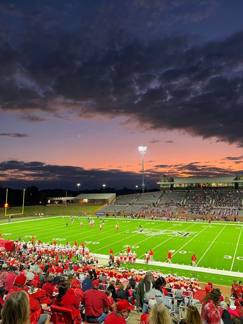 Football Aesthetic High School, American Football Field Aesthetic, Highschool Experience, American Football Aesthetic High School, High School In America, American Football Field, American Football High School, Highschool Football, Village Aesthetic