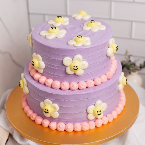 A two-tier version of our piped daises cake - can't help smiling at these adorable daisies! Purple Cake With Daisies, Smiley Face Daisy Cake, Sophia Cake, Hippie Cake, Mary Birthday, Lavender Cake, 6th Birthday Cakes, Daisy Cakes, Purple Cakes