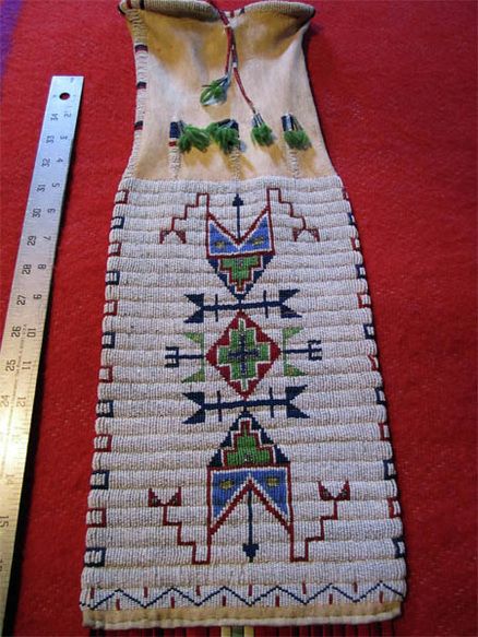 Sioux Designs, Indian Beadwork, Native American Regalia, Native American Wisdom, Native American Images, Beadwork Designs, Native Beadwork, Native American Artifacts, Beautiful Beadwork