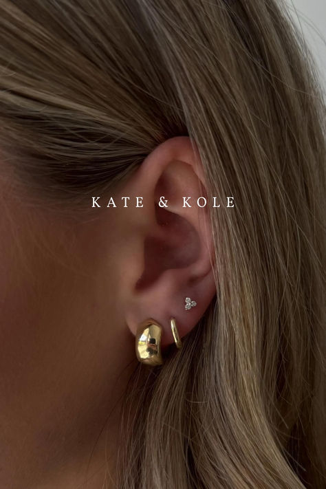 Discover our Wide Gold Hoops, Small Gold Huggies & Studs online, perfect for everyday wear. Classy Double Ear Piercings, Ear Stacks, Double Ear Piercings, Earring Inspo, Large Pearl Earrings, Earring Stack, Gold Huggies, Piercing Inspo, Double Hoop Earrings