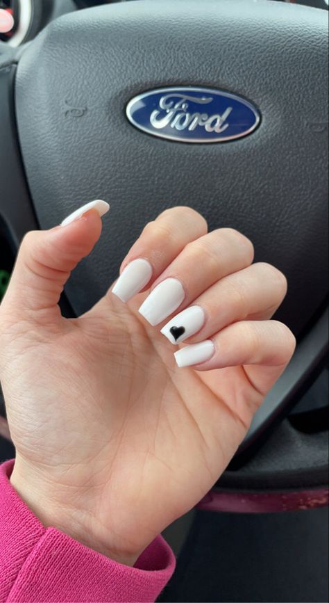 White and black nails Black And White Hoco Nails, White And Black Short Nails, White Nails With Black Designs, White Nails With Black, White And Black Nails, Gell Nails, White Almond Nails, Cowboy Nails, Matric Farewell