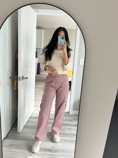 Knitted Cropped Sweater x Pink Cargo Pants x New Balance 610 Light Pink Pants Outfit Casual, Pink Cargo Pants Outfits Winter, How To Style Pink Cargo Pants, Dusty Pink Pants Outfit, Light Pink Trousers Outfit, Fall Cargo Pants Outfit, Fall Cargo Pants, Pink Cargo Pants Outfits, Cargo Pants Outfit Winter