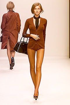 Prada Spring 2000 Ready-to-Wear collection, runway looks, beauty, models, and reviews. Prada 2000s, Prada 2000, 2000s Runway, Prada Spring, Milan Fashion Weeks, Fashion Show Collection, Winter Outfits Women, 2000s Fashion, Casual Dinner Outfit