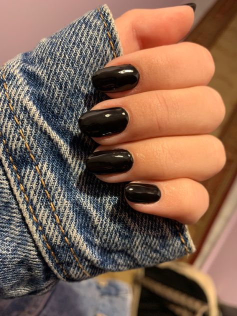 Mail Inspo Almond Black, Plain Black Gel Nails, Short Round Acrylic Nails Design Black, Simple Short Black Nails, Black Nails Aesthetic Short, Plain Black Nails Short, Baddie Almond Nails Black, Black Nails Painted, Squoval Black Nails