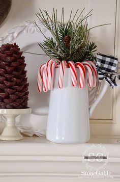 Christmas Candy Cane Decorations, Christmas Centerpieces Diy, Christmas Mantel Decorations, Christmas Kitchen Decor, Christmas Mantels, Christmas Candy Cane, Country Christmas, Christmas Centerpieces, Candy Canes