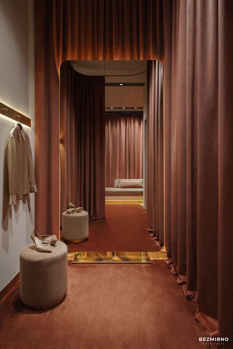 Fitting Room Ideas Boutique, Design Trends 2022, Resturant Design, Fitting Rooms, Retail Store Interior Design, Mirror Room, Retail Store Interior, 2024 Ideas, Showroom Interior Design