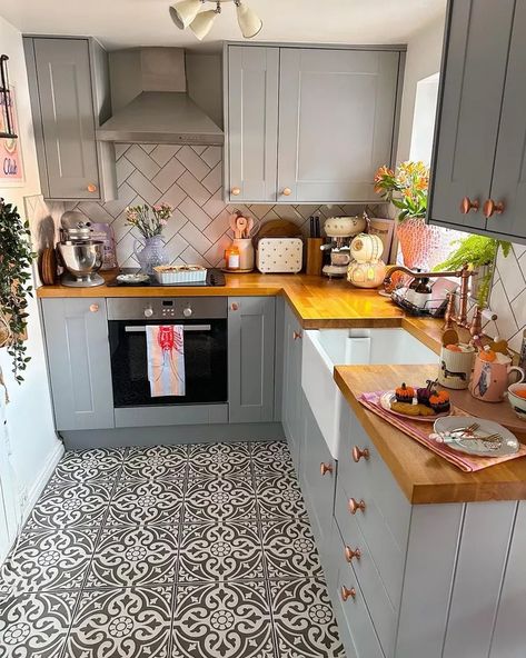 22 Small Kitchen Ideas on a Budget That Are Actually Worth It Modern Konyhatervezés, Kabinet Dapur, Kitchen Decor Inspiration, Small Kitchen Decor, Kitchen Room Design, Kitchen Inspiration Design, Kitchen Plans, Tiny Kitchen, Kitchen Floor