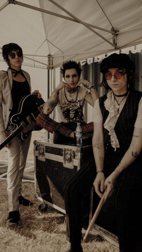 Royal Wallpaper, Remington Leith, Sebastian Danzig, Emerson Barrett, Ex Bf, Palaye Royale, Wallpaper Tumblr, Heart Button, Emo Bands