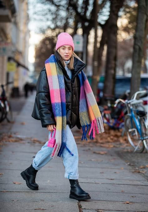 Autumn 2023 Fashion Trends Uk, Cold Winter Outfits Colorful, How To Wear Color, Colourful Winter Fashion, Colourful Winter Outfits, Trending Winter Outfits, Scarf Outfit Ideas, Blanket Scarf Outfit, Colorful Winter Outfits