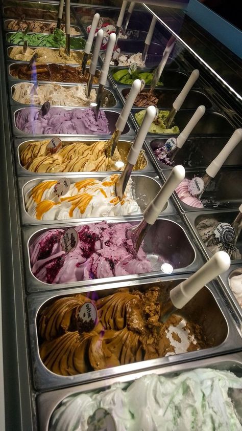 Ice Cream Business, Yummy Ice Cream, Food Drinks Dessert, Indian Snack Recipes, Pool Bar, Ice Cream Party, Snap Food, Ice Creams, Ice Cream Sundae