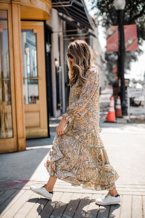 https://www.theteacherdiva.com/2019/09/fall-shopping-10-maxi-dresses-pair-sneakers.html Dress And Sneakers Outfit, How To Wear Sneakers, Below The Knee Dresses, Gaun Fashion, Maxi Dress Outfit, Wear To Work Dress, Maxi Dresses Fall, Dallas Fashion, Maxi Robes