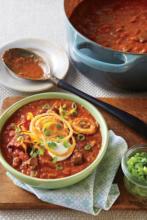 Easy Beef Soup Recipes To Warm Up Your Dinner Table Southern Dinner Recipes, Hearty Chili Recipe, Classic Chili Recipe, Quick Ground Beef Recipes, Meal For One, Bowl Of Chili, Beef Chili Recipe, Southern Dinner, Southern Living Recipes