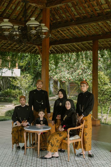 Adat Jawa, Javanese Photoshoot, Prewed Jawa, Foto Adat Jawa, Nikah Adat Jawa, Yearbook Photoshoot, Javanese Prewedding Studio, Family Potrait, Family Photo Studio