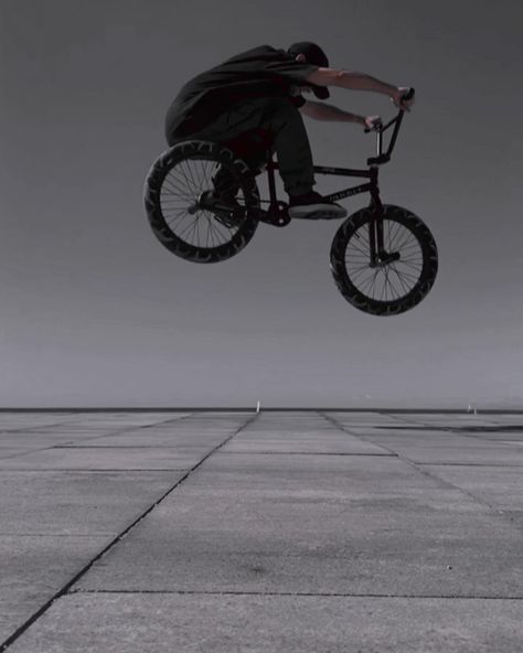 Bmx Aesthetic, Bmx Tricks, Bmx Racing, Surfing Pictures, Sports Aesthetic, Random Inspiration, Architecture Illustration, Lowrider, Pictures To Paint