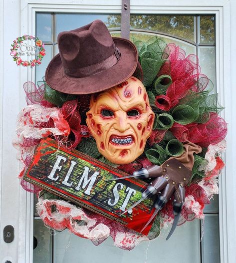 Horror Movie Wreath, Chucky Wreath, Scary Wreaths, Horror Movie Decor, Horror Crafts, Cute Horror, Floral Crafts, Christmas Horror, Horror Movies Scariest