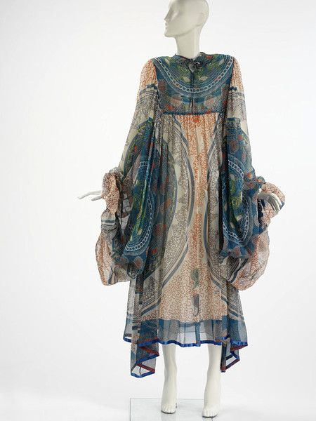 This kaftan-style dress comes from Zandra Rhodes' first independent collection, called 'Knitted Circle'. The collection consisted of garments made with her distinctive, hand- printed silks designed with motifs taken from knitting and embroidery stitches. Zandra Rhodes later wrote 'I made swirling, dramatic shapes with no concessions to the saleable, the acceptable or the ordinary Knitted Circle, Kaftan Style Dresses, Zandra Rhodes, Hippie Party, Fashion 1960s, Kaftan Style, Silk Chiffon Dress, 1970s Fashion, 1960s Fashion